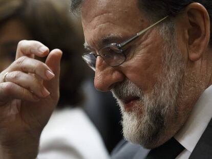 Mariano Rajoy mira hacia abajo antes de la votación para la moción de censura en la Cámara Baja del Parlamento español el 1 de junio de 2018 en Madrid, España.