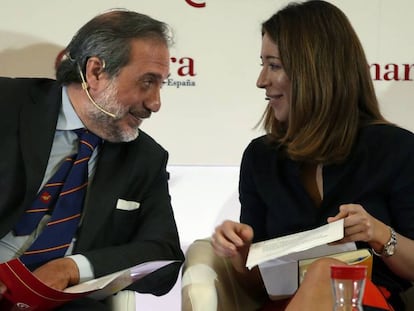 La secretaria de Estado de Comercio, Xiana Méndez (d) conversa con el presidente de la Cámara de Comercio de Madrid, Angel Asensio (i) durante una mesa redonda.