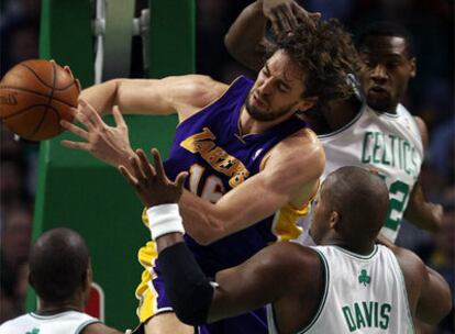 Pau Gasol, de los Ángeles Lakers intenta proteger el balón ante Tony Allen, de los Boston Celtics y su compañero Glen Davis.