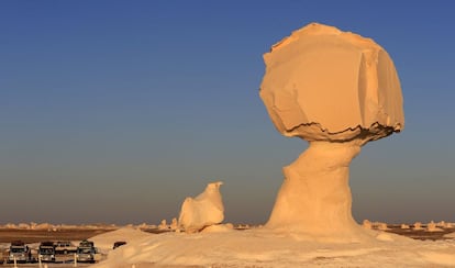 La roca con forma de hongo es una de las atracciones que los turistas pueden ver en la zona, cerca del oasis Bahariya.