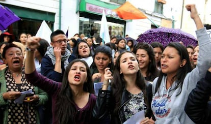 En mayo del año pasado, un grupo de mujeres se manifestó contra la violencia de género en el centro de Bogotá.