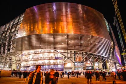 Aficionados en las inmediaciones del estadio Santiago Bernabéu, en marzo de 2023.