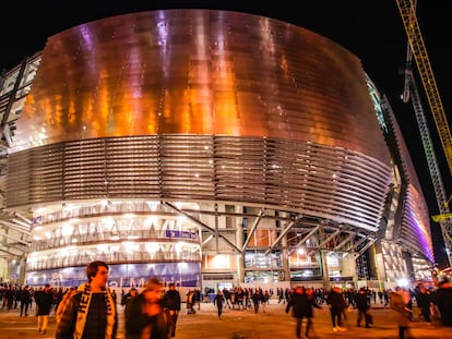 Aficionados en las inmediaciones del estadio Santiago Bernabéu, en marzo de 2023.