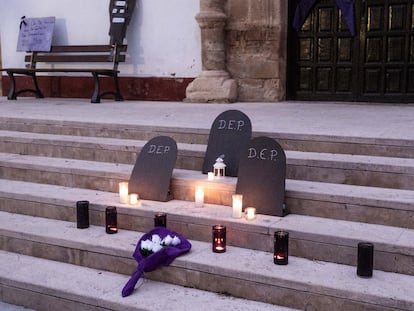 Un pequeño altar improvisado en la plaza de la Constitución en Pedroñeras tras el triple asesinato machista, el pasado lunes.