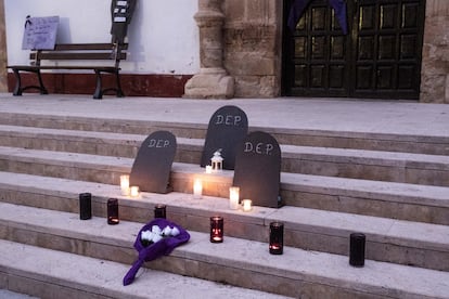 Un pequeño altar improvisado en la plaza de la Constitución en Pedroñeras tras el triple asesinato machista, el pasado lunes.