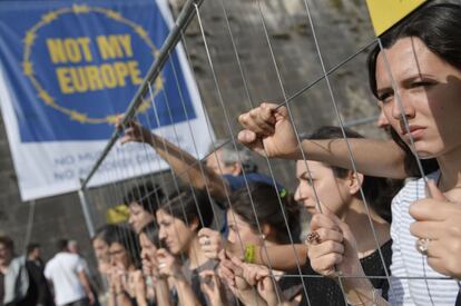 Un grupo de activistas participan en una protesta simbólica contra la política migratoria de la Unión Europea en Roma.