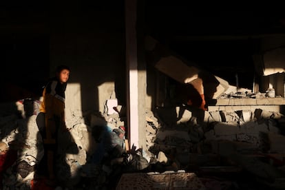Un niño palestino, en el interior de una casa dañada tras un ataque israelí en Rafah, este viernes.  