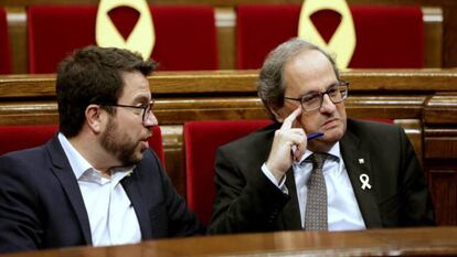 El vicepresidente catalan, Pere Aragonès, junto a Quim Torra, durante el pleno.