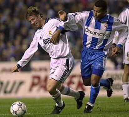 Guti y Mauro Silva pugnan por el balón en un momento del partido en Riazor.