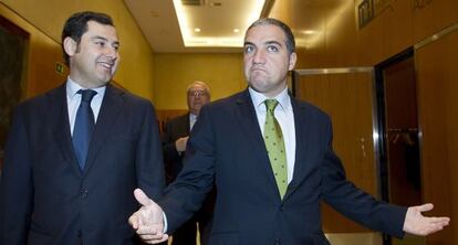 El presidente del PP andaluz, Juan Manuel Moreno, con El&iacute;as Bendodo.