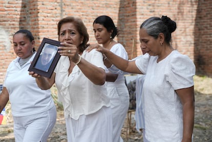 Familiares de víctimas de desaparición forzada en el Cementerio Central de Palmira, Colombia, el 27 de agosto.