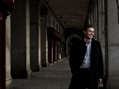 Pedro S&aacute;nchez, durante la entrevista, en la Plaza Mayor de Madrid.