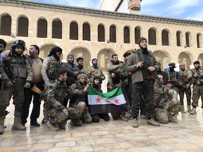 Rebeldes sirios posan en el patio central de la mezquita de los Omeyas en Damasco. 