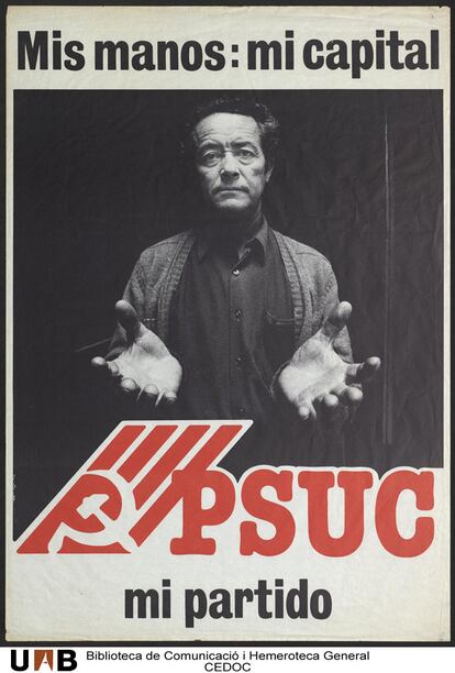 Luis Romero, fotografiado en blanco y negro y extendiendo sus manos hacia la cámara, protagonizó el cartel del PSUC en las elecciones de 1977. Foto cedida por la Universitat Autònoma de Barcelona. Biblioteca de Comunicació i Hemeroteca General. CEDOC