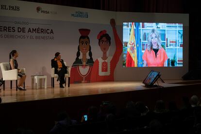 Claudia Sheinbaum y Pepa Bueno escuchan el mensaje en video de Yolanda Díaz, vicepresidenta segunda de España, hacia el final de la conversación.