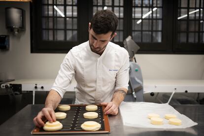 Marc Fàbregas coloca la crema pastelera en el interior de la masa de cruasán del flan parisién.