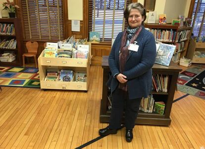 Nancy Rumery junto a la línea que delimita la frontera entre Estados Unidos y Canadá en la biblioteca Haskell, el pasado miércoles
