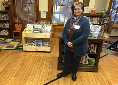 Nancy Rumery junto a la l&iacute;nea que delimita la frontera entre Estados Unidos y Canad&aacute; en la biblioteca Haskell, el pasado mi&eacute;rcoles