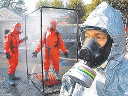 Empleados municipales de Antibes, en la Costa Azul francesa, se descontaminan tras un simulacro de respuesta a un ataque con ántrax, en octubre de 2001.
