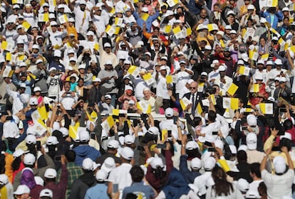 El papa Francisco saluda a la multitud de feligreses que asiste este martes 5 de febrero a una misa papal en el estadio de la ciudad deportiva Sheij Zayed en Abu Dabi, Emiratos Árabes Unidos.