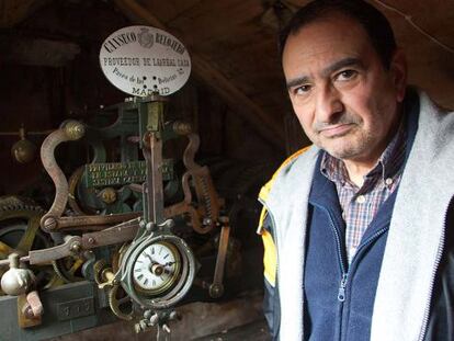 Eduardo P&eacute;rez, vecino de Doncos que sube a diario 190 pelda&ntilde;os para garantizar que el reloj del pueblo siga adelantado cinco minutos. 