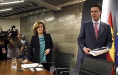 La vicepresidenta del Gobierno, Soraya Sáenz de Santamaría, junto al ministro de Industria, Energía y Turismo, José Manuel Soria.
