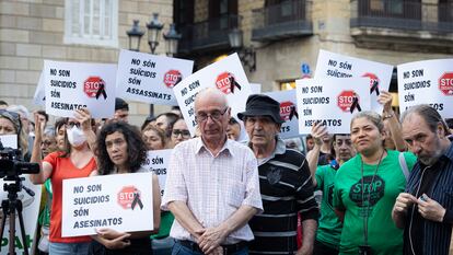 La Plataforma de afectados por la hipoteca (PAH) ha convocado  una concentración tras el suicidio de dos hermanas antes de ser desahuciadas en Barcelona bajo el lema: "No son suicidios, son asesinatos" en la plaza Sant Jaume de Barcelona.