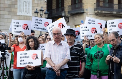 La Plataforma de afectados por la hipoteca (PAH) ha convocado  una concentración tras el suicidio de dos hermanas antes de ser desahuciadas en Barcelona bajo el lema: "No son suicidios, son asesinatos" en la plaza Sant Jaume de Barcelona.