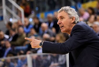 El entrenador del Barcelona, el serbio Svetislav Pesic, durante la final de la Copa del Rey de Baloncesto.