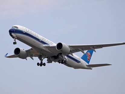 Prueba y primer vuelo del avión Airbus A350-941 de China Southern Airlines, en julio de 2023.