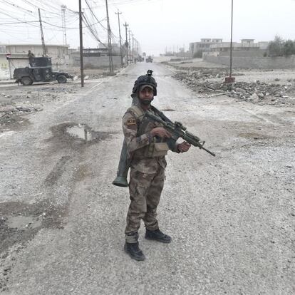 Bergam Kadhim, de Najaf (Irak), es un soldado de las fuerzas especiales iraquíes. Posa para la foto en Gogjali, un suburbio del este de Mosul (Irak), el 1 de noviembre. Como en otras aldeas que habían recuperado en los días precedentes, en Gogjali, los mandos del ISIS forzaron a muchos residentes a irse con ellos mientras sus huestes intentaban frenar el avance de las tropas gubernamentales con francotiradores, trampas explosivas y suicidas a bordo de coches bomba.