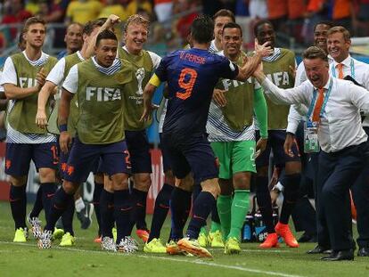 Van Persie festeja con Van Gaal el primer gol.