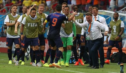 Van Persie festeja con Van Gaal el primer gol.