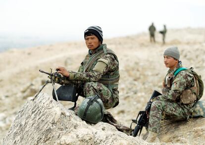 Tropas del ejército nacional afgano se preparan para una operación contra insurgentes en el distrito de Khogyani (Afganistán).