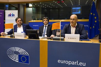 Oriol Junqueras, Carles Puigdemont y Ra&uuml;l Romeva, en el acto celebrado en Bruselas. 