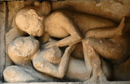 Casal faz sexo na capela de San Pedro de Tejada (Ponte-Areias, Burgos). Alguns estudiosos do tema dizem que as estátuas mostravam o que não devia ser feito.