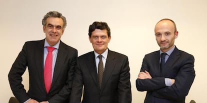 Manuel G&oacute;mez Gilabert, director general de Recursos Globales de Sareb; Jaime Echegoyen, presidente de la sociedad, y Oscar Garc&iacute;a Maceiras, secretario general y director general de Desarrollo Corporativo y Asuntos Legales. 
 