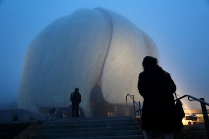 Aunando delicadeza y grandeza, el Templo Bahá’í de Sudamérica, en Santiago de Chile, recibe a los visitantes en un ambiente sereno, propicio para la reflexión silenciosa.