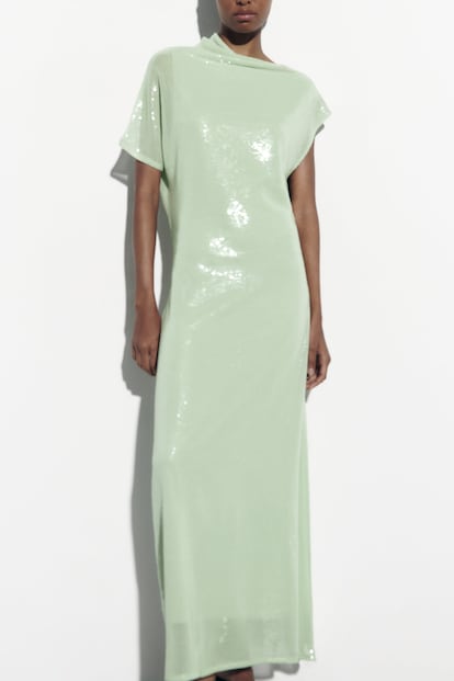 En Zara hay múltiples ejemplos de lo fuerte que pegará este tono este verano. Este vestido en uno de ellos.