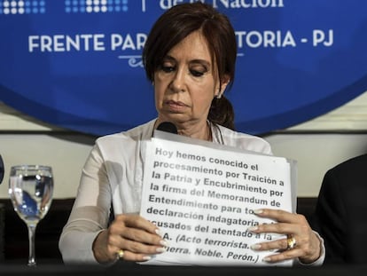 A ex-presidenta Cristina Kirchner durante coletiva de imprensa no Senado argentino.