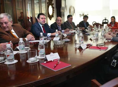 Gerardo Camps y Arturo Virosque, en el centro, ayer en la Cámara de Valencia.