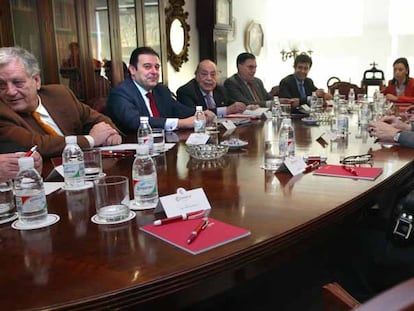 Gerardo Camps y Arturo Virosque, en el centro, ayer en la Cámara de Valencia.