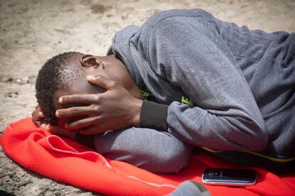 Un inmigrantes espera a ser atendido en el puerto de Tarifa.