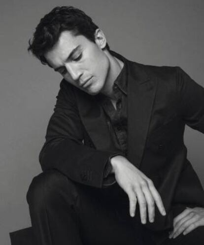 El actor luce traje y camisa de Emidio Tucci para El Corte Inglés. Peluquería y maquillaje: Ricardo Calero (Talents) para Art Lab-Aveda y Chanel.