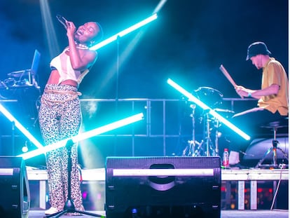 La grupo de rock africano Pongo durante uno de los conciertos del Pops Marítims.