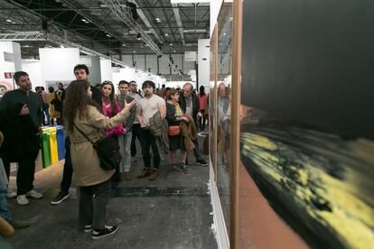 La periodista Silvia Hernando explica a los suscriptores el simbolismo de unas pinturas de Rafael Canogar, en Arco.