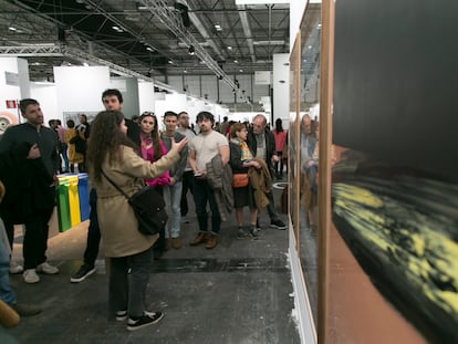 La periodista Silvia Hernando explica a los suscriptores el simbolismo de unas pinturas de Rafael Canogar, en Arco.