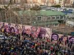 Decenas de personas han participado en la concentración en defensa del mural feminista en Madrid que el Ayuntamiento quiere borrar.