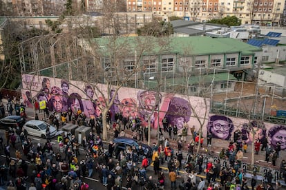 Decenas de personas han participado en la concentración en defensa del mural feminista en Madrid que el Ayuntamiento quiere borrar.