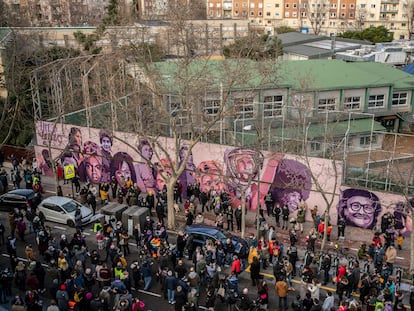 Decenas de personas participan el pasado fin de semana en una concentración en defensa del mural feminista en Madrid.